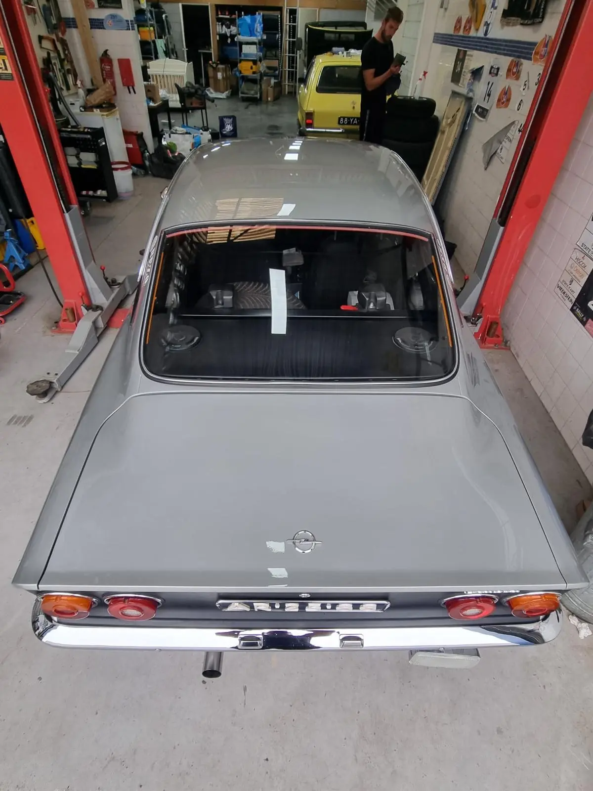 Opel Manta gepolijst en bodem gereinigd, volledig gecoat
